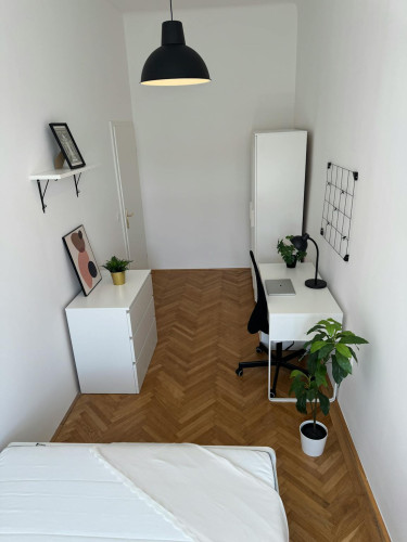 Kriemhildplatz, Vienna