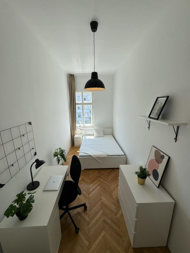 Kriemhildplatz, Vienna