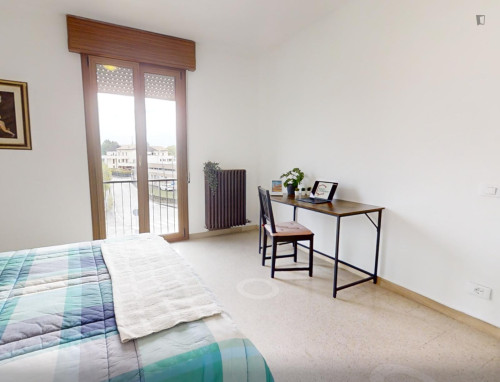 Bright double bedroom in Selvana