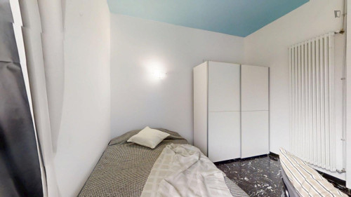 Single bedroom in 4-bedroom apartment