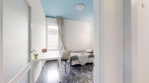 Single bedroom in 4-bedroom apartment