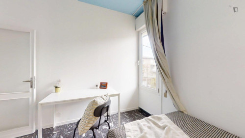 Single bedroom in 4-bedroom apartment