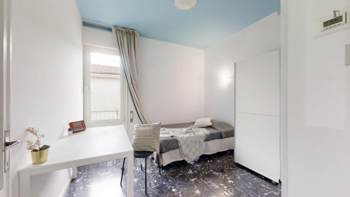Single bedroom in 4-bedroom apartment