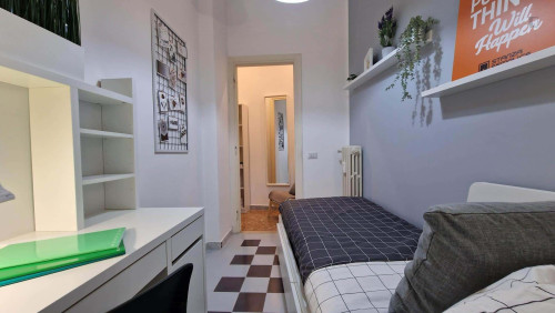 Room in Piazza Cardinal Ferrari, Roma for 103 m² with 4 bedrooms