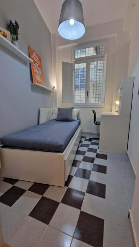 Room in Piazza Cardinal Ferrari, Roma for 103 m² with 4 bedrooms