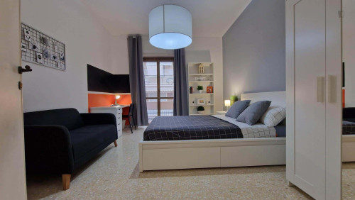 Room in Piazza Cardinal Ferrari, Roma for 103 m² with 4 bedrooms