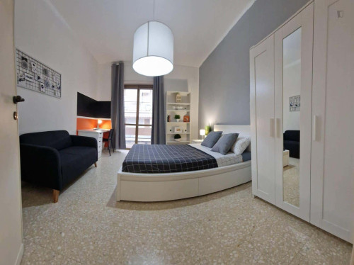 Room in Piazza Cardinal Ferrari, Roma for 103 m² with 4 bedrooms