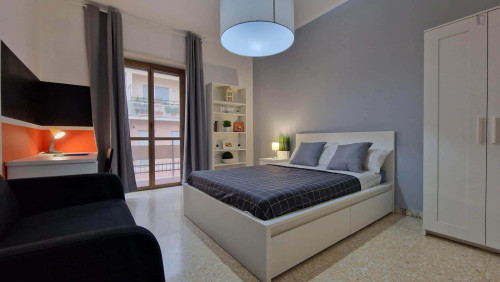 Room in Piazza Cardinal Ferrari, Roma for 103 m² with 4 bedrooms