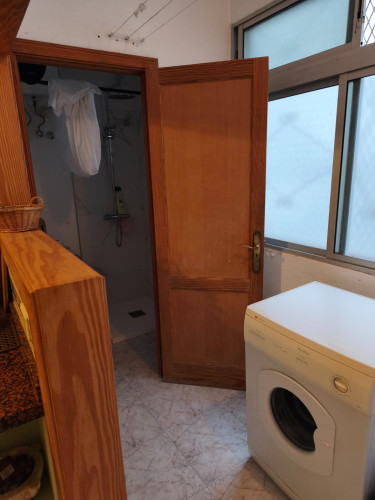 Single bedroom in 4-bedroom house