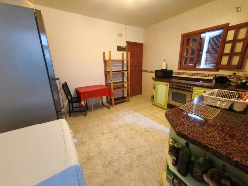 Single bedroom in 4-bedroom house