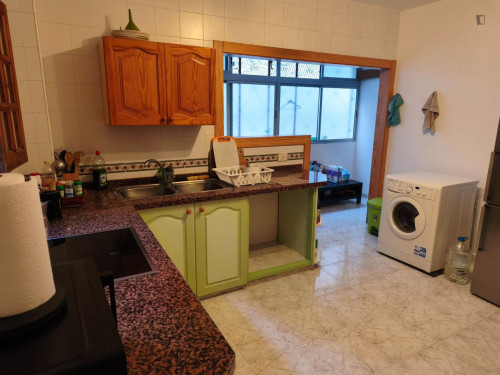 Single bedroom in 4-bedroom house