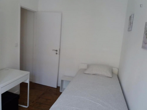 Single lighty bedroom in Intendente with window-doors