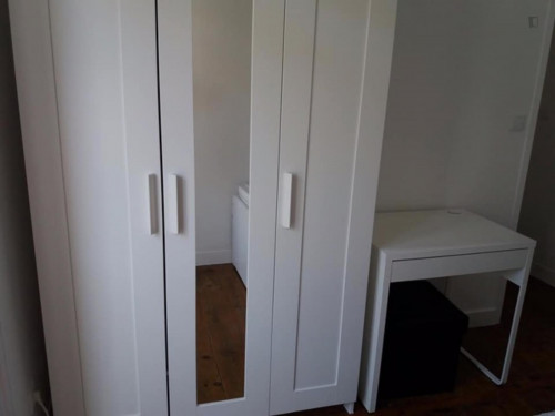 Single lighty bedroom in Intendente with window-doors