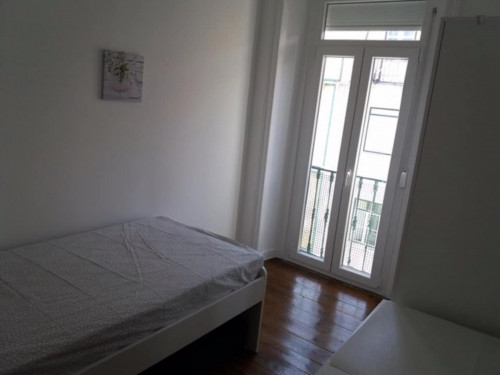 Single lighty bedroom in Intendente with window-doors