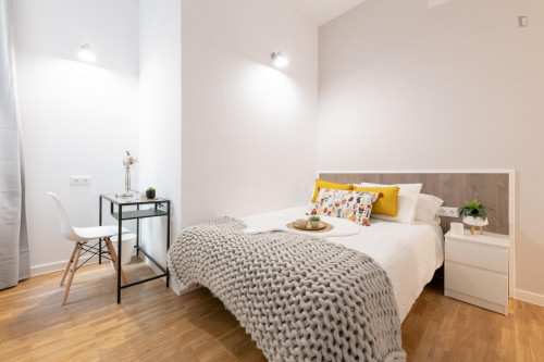 Graceful double bedroom in a 9-bedroom flat, in Jeronimos