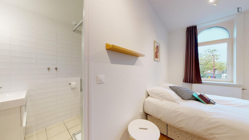Comfy single ensuite bedroom near Brossolette rail station