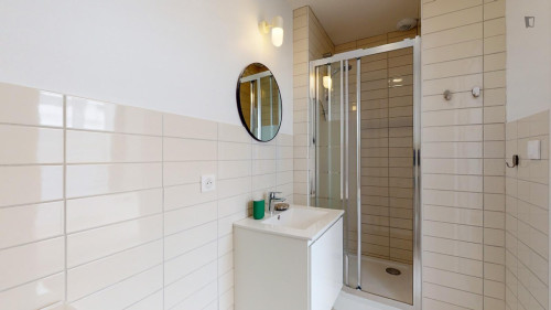 Good single ensuite bedroom near Place de la République