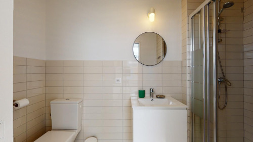 Good single ensuite bedroom near Place de la République