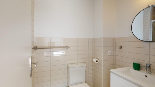 Cosy single ensuite bedroom near Préfecture du Nord