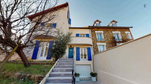 Brilliant double bedroom in Suresnes