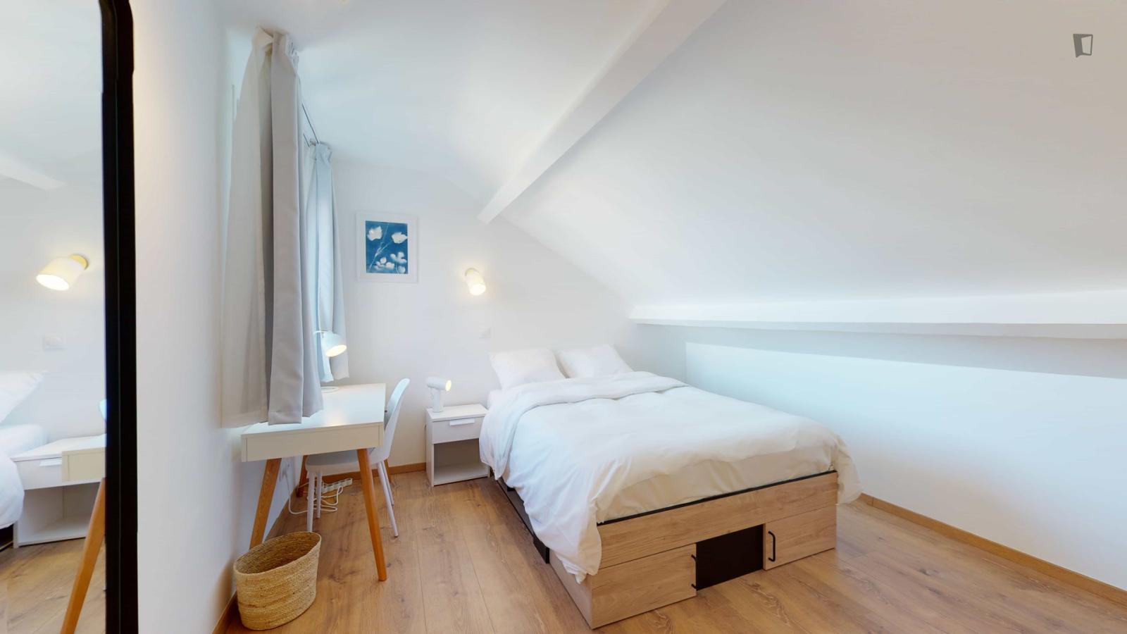  Brilliant Double Bedroom In Suresnes  -  Brilliant double bedroom in Suresnes  - Gallery -  1