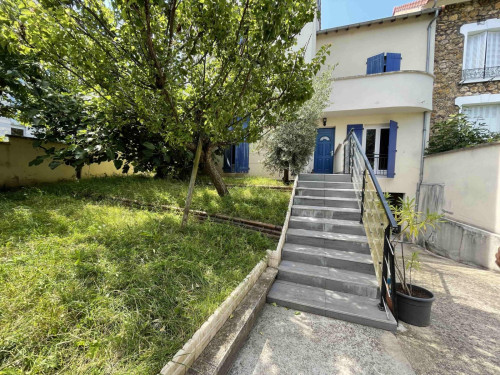 Dashing double bedroom in Suresnes