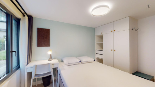 Neat double bedroom near Square Robespierre