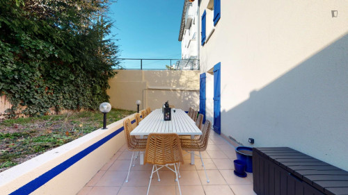 Pleasant double bedroom in Suresnes