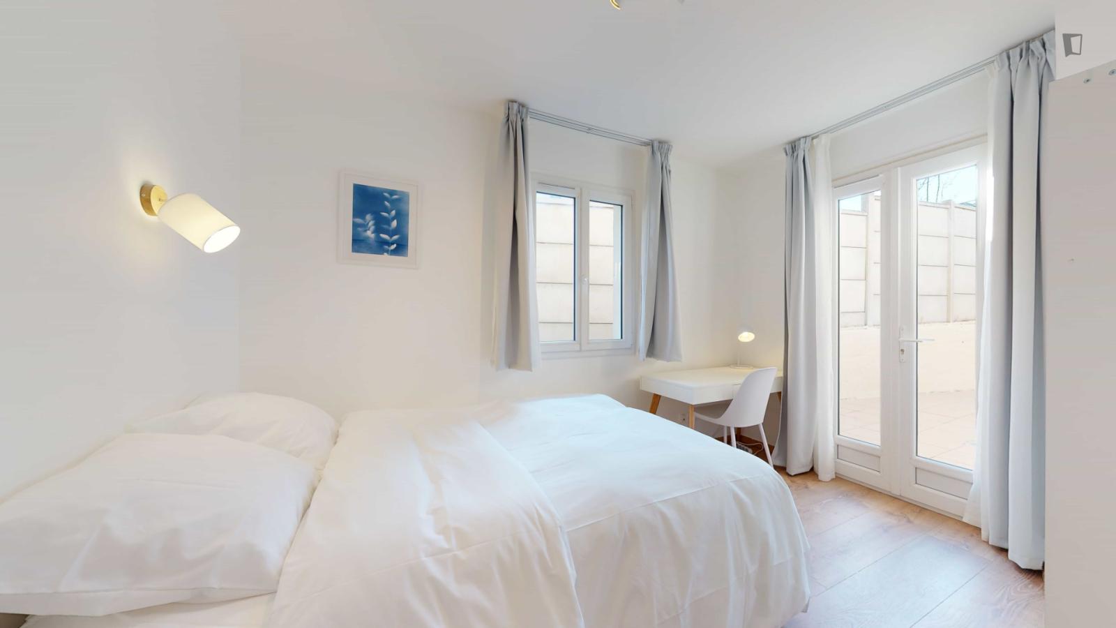  Pleasant Double Bedroom In Suresnes  -  Pleasant double bedroom in Suresnes  - Gallery -  1
