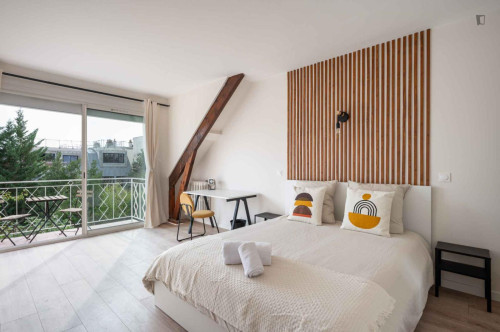 Inviting single ensuite bedroom near Fort d'Issy-les-Moulineaux