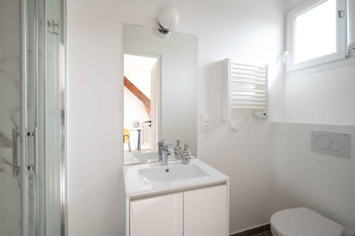 Inviting single ensuite bedroom near Fort d'Issy-les-Moulineaux