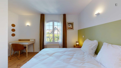 Neat double ensuite bedroom in Cachan