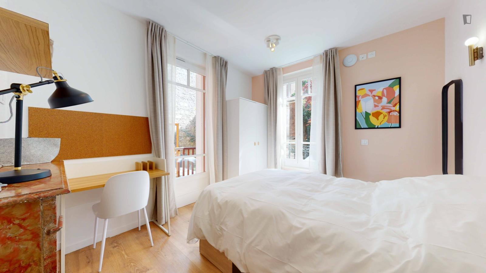  Pleasant Double Bedroom Near The Mont Valérien Train Station  -  Pleasant double bedroom near the Mont Valérien train station  - Gallery -  1