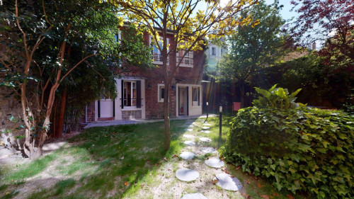 Inviting double ensuite bedroom in Suresnes