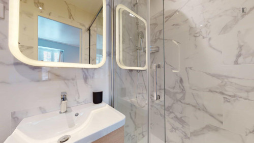 Double ensuite bedroom in popular Montmartre