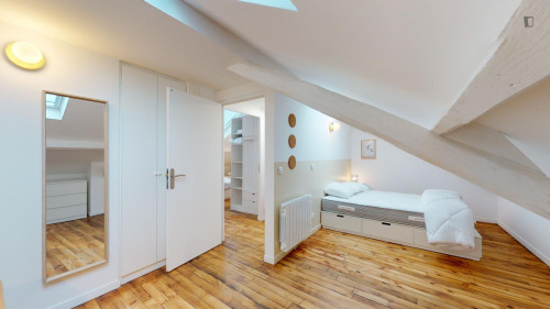 Inviting double ensuite bedroom in Montreuil