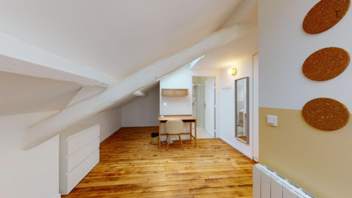 Inviting double ensuite bedroom in Montreuil