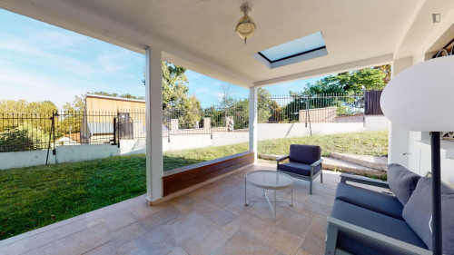 Pleasent single ensuite bedroom near Château des Mèches