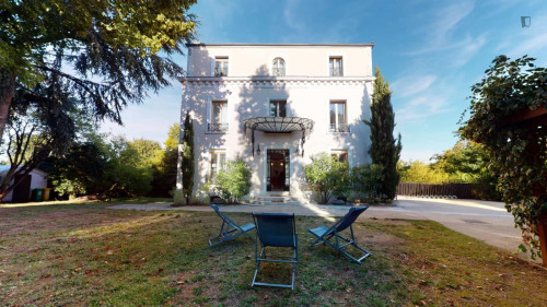 Pleasent single ensuite bedroom near Château des Mèches