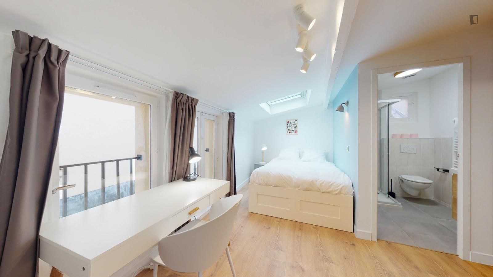  Ample Double Ensuite Bedroom Near Parc De L'Hôtel De Ville  -  Ample double ensuite bedroom near Parc de l'Hôtel de Ville  - Gallery -  1