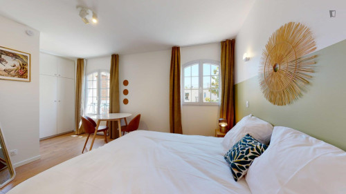 Inviting double ensuite bedroom in Cachan