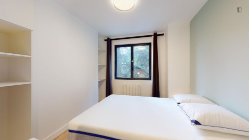 Nice double bedroom near Square Robespierre