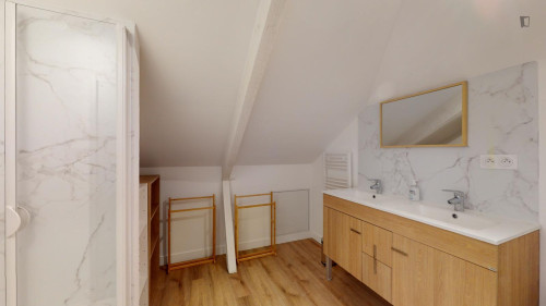 Inviting double ensuite bedroom near Parc de la Noë Mitrie