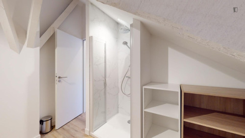 Inviting double ensuite bedroom near Parc de la Noë Mitrie  - Gallery -  5