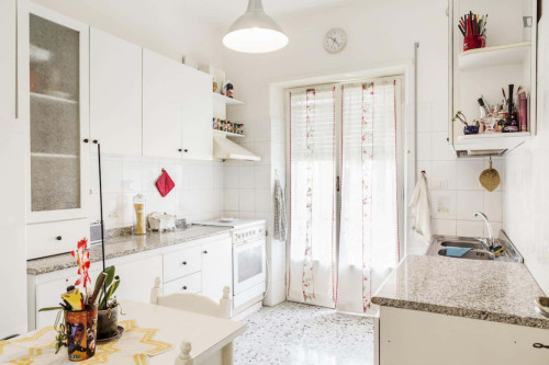 Room in Via dell'Aquila Reale, Roma for 85 m² with 3 bedrooms