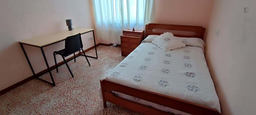 Room in Calle Condes de Crespo Rascón, Salamanca for 130 m² with 6 bedrooms