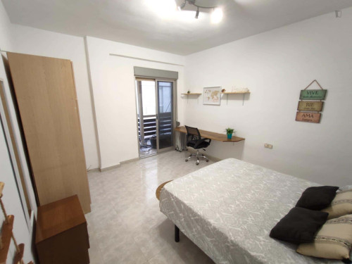 Room in Calle Pedro Antonio de Alarcón, Granada for 90 m² with 5 bedrooms