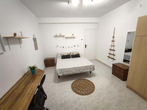 Room in Calle Pedro Antonio de Alarcón, Granada for 90 m² with 5 bedrooms