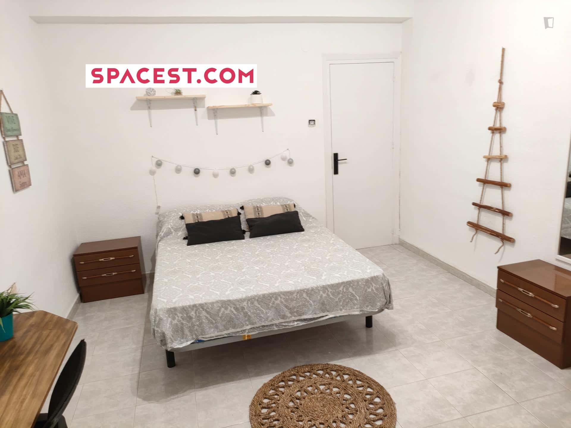 Room In Calle Pedro Antonio De Alarcón, Granada For 90 M² With 5 Bedrooms - 1