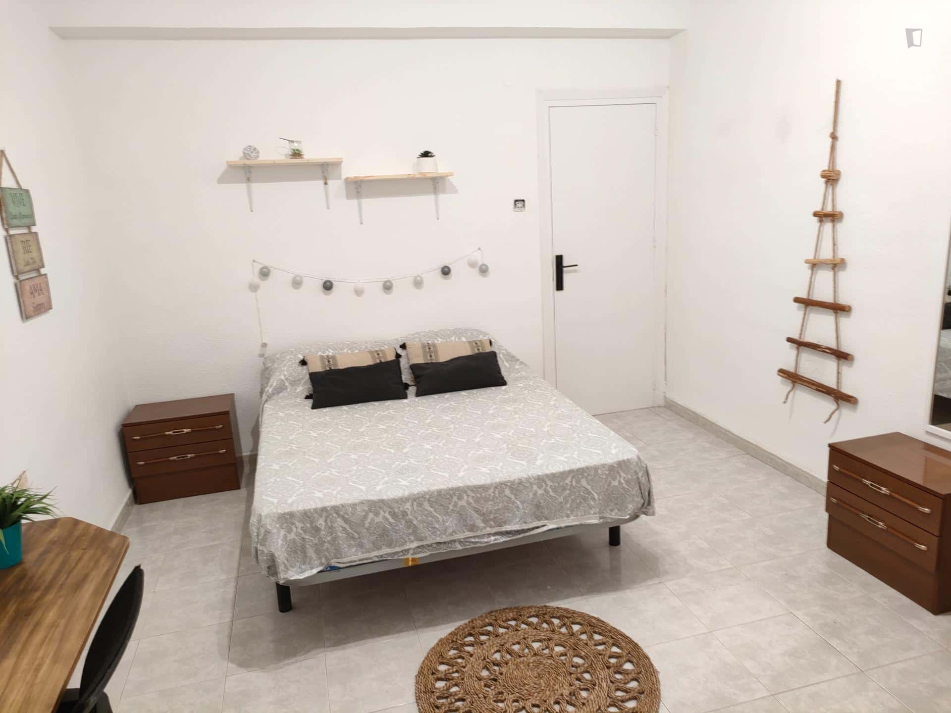 Room In Calle Pedro Antonio De Alarcón, Granada For 90 M² With 5 Bedrooms - 2